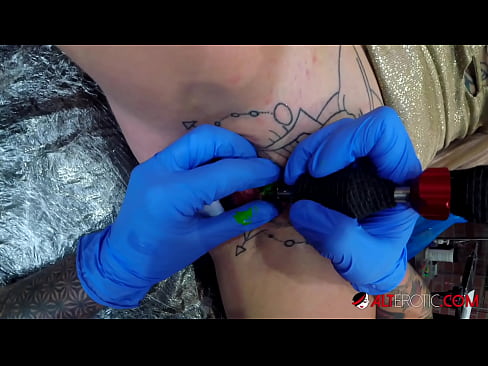 ❤️ Ekstremt tatoveret hottie Sully Savage fik en tatovering på sin klitoris ☑ Porno at da.porno-flix.ru
